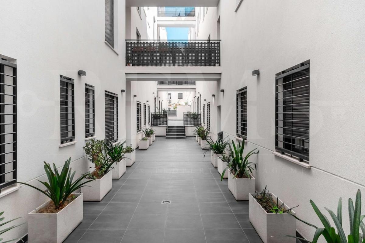 With Parking And Patio - Center By Rems *
